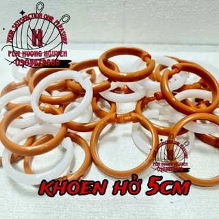 Bịch 10 cái khoen nhựa móc treo màn rèm (tháo được) màu nâu và trắng này có đường kính 5cm.