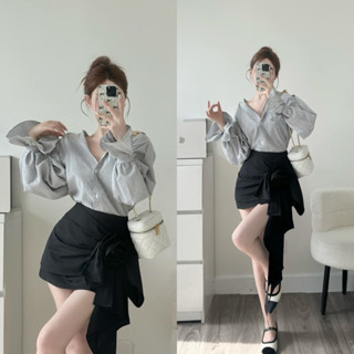   S2.875  Set Áo Sơmi Kẻ Đen Dáng Thụng Tay Loe Mix Chân Váy Thô Vạt Chéo Kèm Hoa Siêu Xinh  cvay có lót quần  