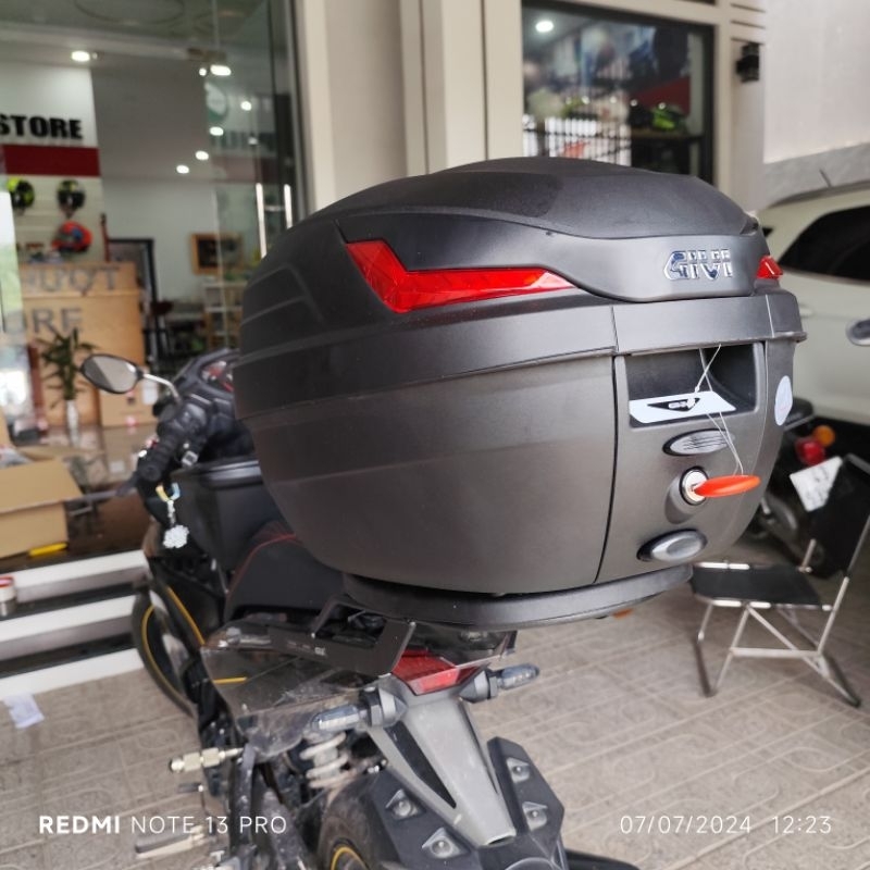 [TRỌN BỘ LẮP ZIN] Combo Thùng Givi B27NX (Mẫu Mới 27L) và Baga MV Cho Exciter 150 - Hàng Chính Hãng