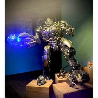 Mô hình Transformer Megatron có led biến hình xe tăng