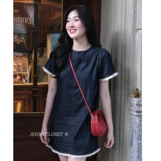 JENNYCLOSET ® Đầm denim cổ tròn dáng xuông basic phối bèo , Váy xuông nữ chất jean cao cấp (sẵn)