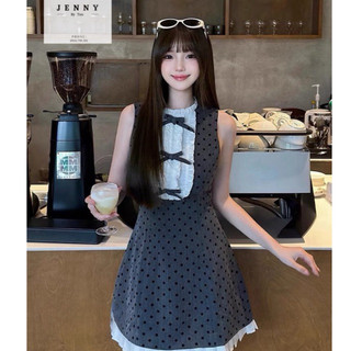 JENNYCLOSET ®  Váy nữ phối cổ tròn bèo đính nơ cao cấp chân dập ly , Đầm nữ thiết kế chấm bi sát nách cao cấp