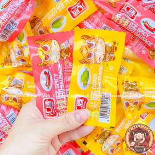 1 chiec xuc xích bò bbq nướng giòn cay nhẹ và topping bắp 