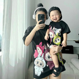 Áo phông cộc tay gia đình in hình labubu màu đen.