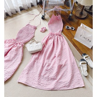 Đầm maxi caro hồng cổ yếm mocking chun đính hoa bèo eo + kèm cột tóc