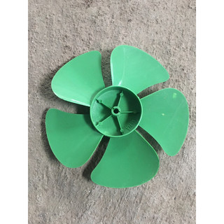 Cánh Quạt hộp 5 lá rộng 17cm - giao màu ngẫu nhiên.