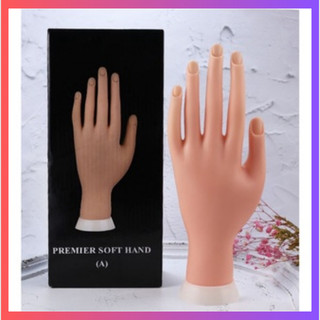 Bàn tay giả silicon trong học làm nail