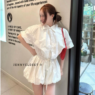 JENNYCLOSET ® Jumpsuit sơ mi trắng tùng bồng ( có quần bảo hộ) , Đầm sơ mi kiểu nữa bo chun eo có dây buộc cao cấp [SẴN]