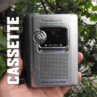 Máy nghe nhạc Cassette Panasonic RQ-L11 có loa ngoài nghe được 2 bên của tai nghe
