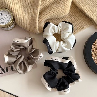 Scrunchies viên họa tiết c .nel sang chảnh