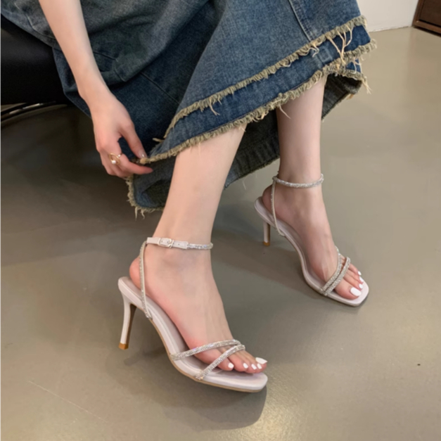 Giày Cao Gót quai đá sang chảnh 2 maù đen và bạc cao 7-9 phân mã 055 nhà sam