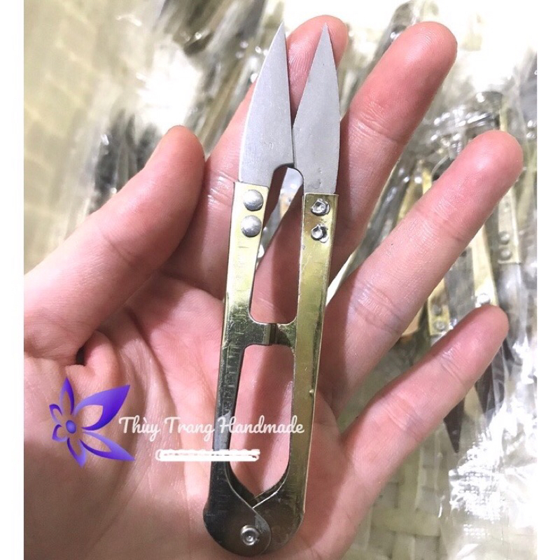 1 cây kéo bấm cắt chỉ thừa
