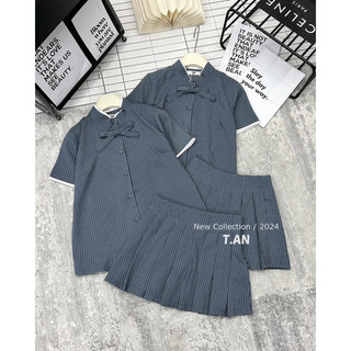 Set áo kẻ ghi đính nơ kèm chân váy xếp ly, áo cổ trụ đính nơ tay phối kèm chân váy