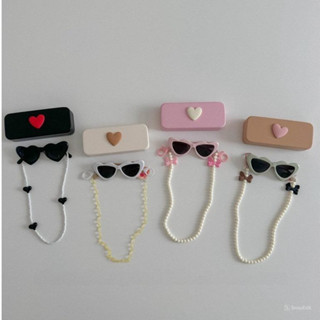 Kính râm cho bé- Kính râm cho bé gái hình trái tim có dây đeo cổ sành điệu kèm hộp xịn xò nhiều màu cho mẹ lựa chọn KM17