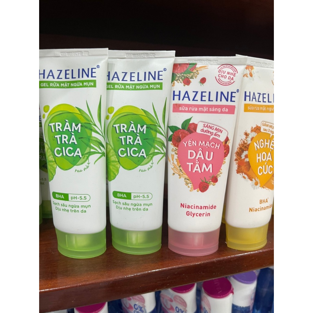 Sữa rửa mặt Hazeline.