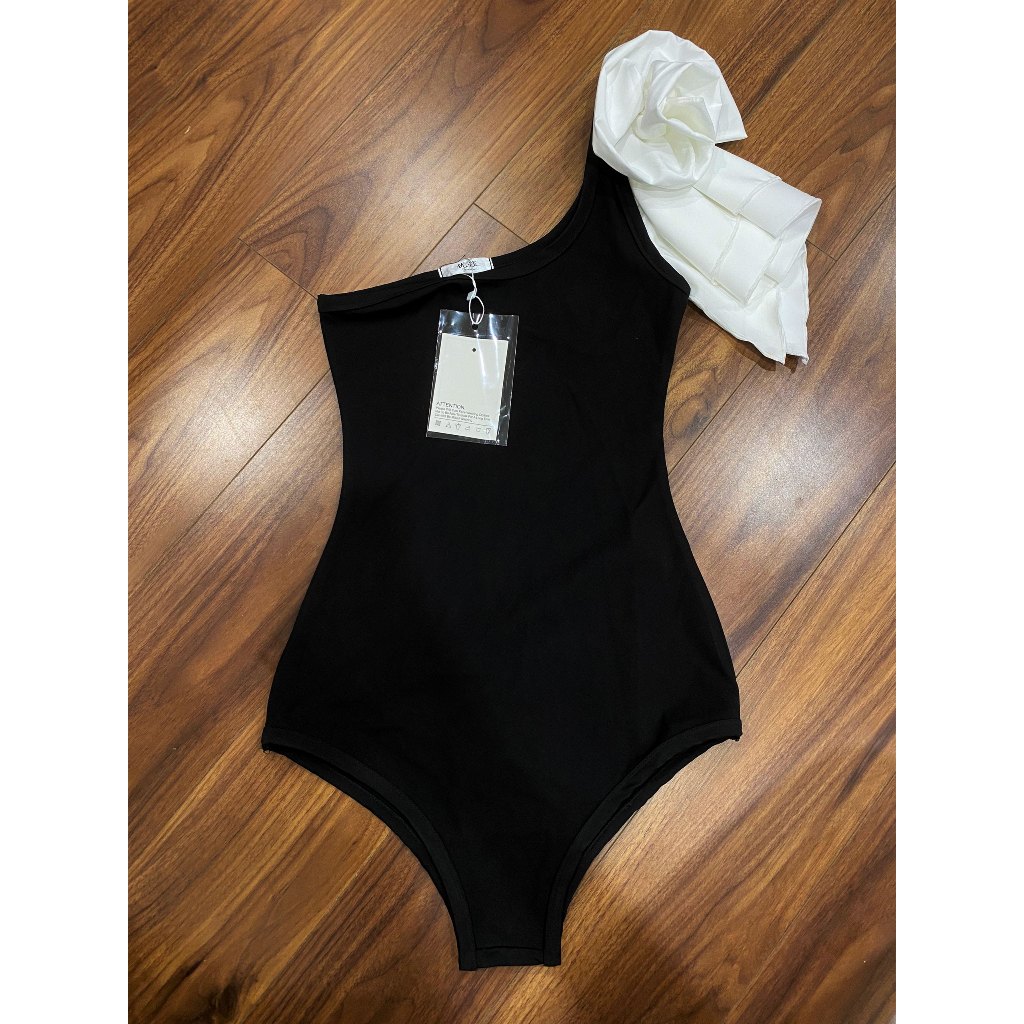 Bikini Swimsuit Lệch Vai Đính Hoa Tay Xếp Ly Tầng Dáng Ôm Body Đầm Nữ Đi Biển Hở Vai 2 Size | BigBuy360 - bigbuy360.vn