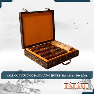 Bộ Cờ Tướng Gỗ Đàn Hương Huyết Zambia đường kính 4cm, dày 1,7cm và Bàn Cờ Da Simili, cùng Vali họa tiết cổ điển, sang tr