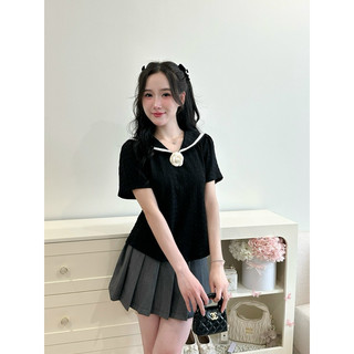 Áo thun đen cổ thuyền tặng kèm hoa trà by La Moneta