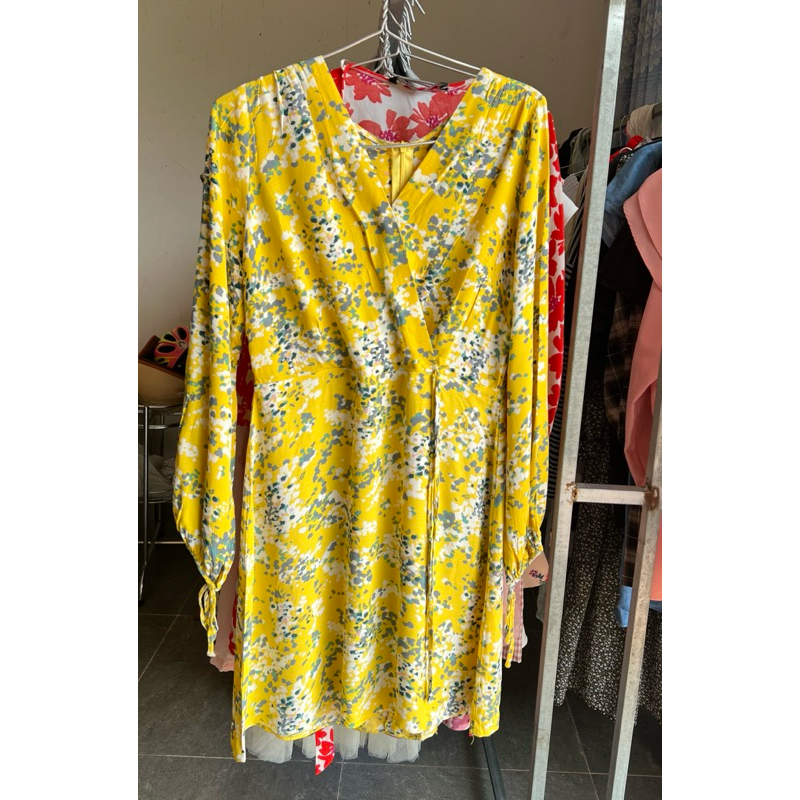 đầm hoa nhí vạt chéo