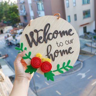 Bảng gỗ treo cửa trang trí Welcome to our Home hình tròn trang trí hoa vải dạ màu sắc bền đẹp