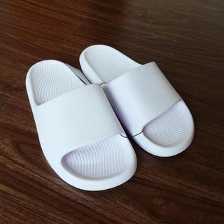 Dép bánh mì đúc vân nhám chất liệu EVA mềm nhẹ, đế cao 2 cm có vân chống trơn