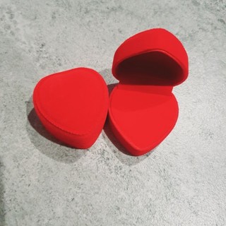 Hộp nhựa tim nhung đỏ đựng nhẫn