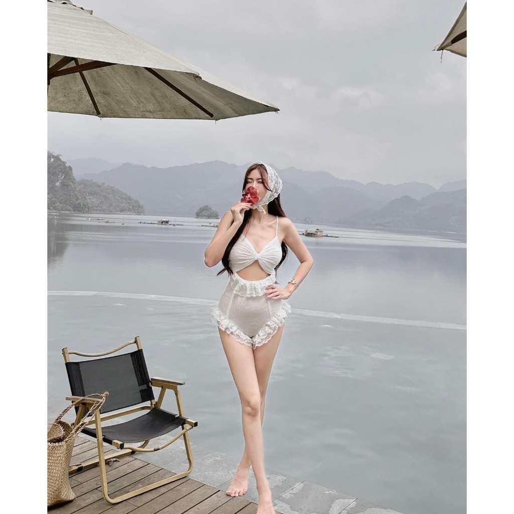 Bikini đồ bơi đi biển 1 mảnh ren bèo hai màu trắng đen xinh xắn + khăn turban xinh xắn HÀ BIKINI | BigBuy360 - bigbuy360.vn