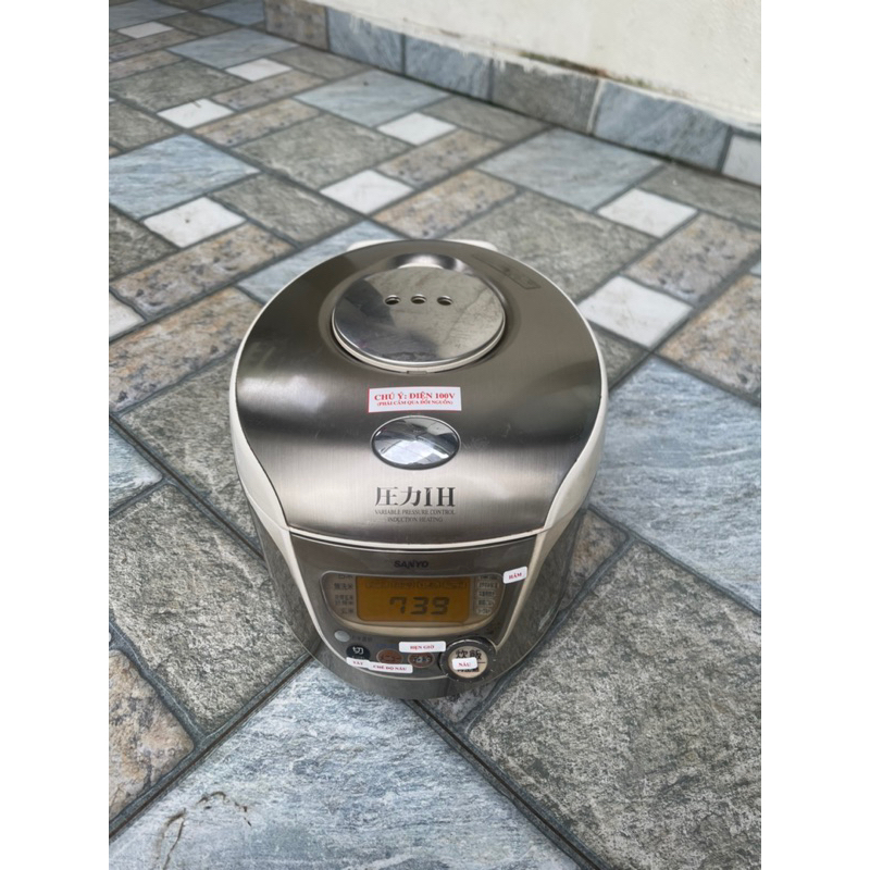 Nồi cơm Sanyo mặt quỷ 1l8 hàng Nhật