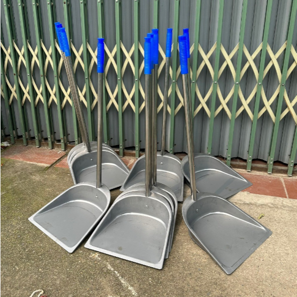 Mo hót rác cán Inox đa năng, xẻng hót rác cán dài 70cm