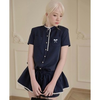 : jumpsuit kẻ xanh cổ tàu phối viền ren cúc đồng túi thêu nơ có quần váy hàng loại 1 lollaye
