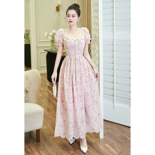 Váy thô thêu hoa cổ vuông