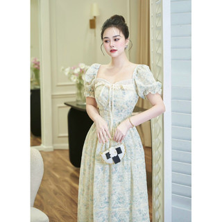 Váy thô thêu hoa cổ vuông