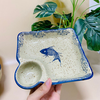 Đĩa gốm sứ vuông có ngăn chấm họa tiết cá chép Nhật, đĩa gốm sứ Dona Home Decor