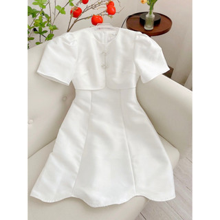 Đầm trắng dự tiệc dáng xòe tay bồng phối áo choàng thanh lịch, phong cách tiểu thư sang trọng