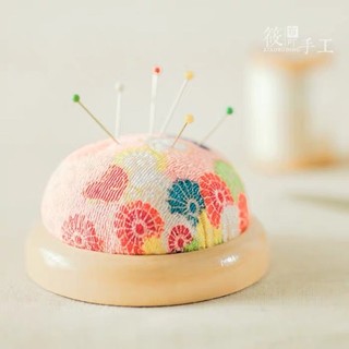 Gối cắm kim/đế cắm kim đế gỗ xinh xắn tiện lợi giao màu ngẫu nhiên