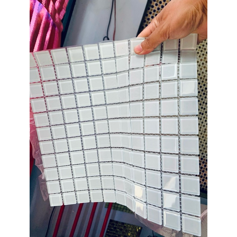 Miếng dán mosaic thuỷ tinh trắng ngọc trai thi công hồ bơi, wc,….