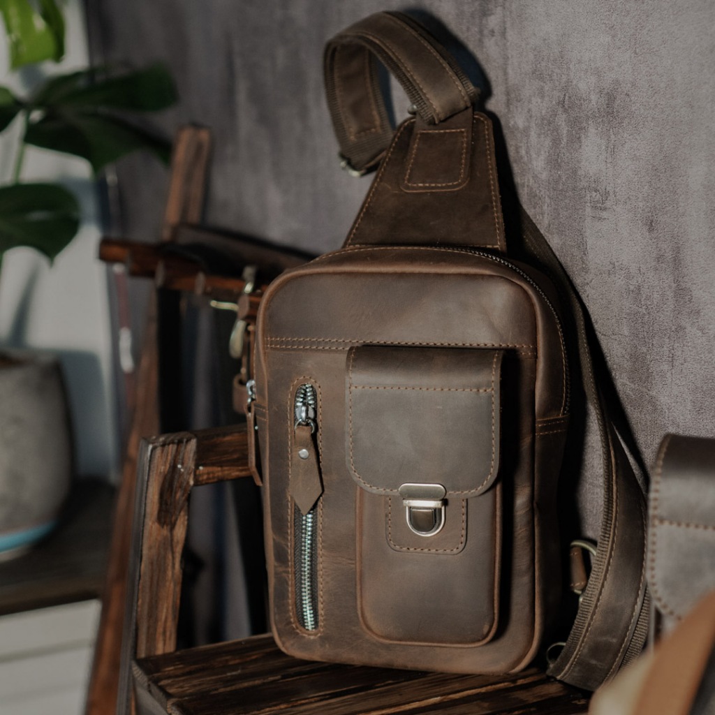 Túi đeo chéo da bò thật, da bò sáp nâu rêu nhập khẩu cao cấp Pocket sling bag - Manuk vn Leather Design