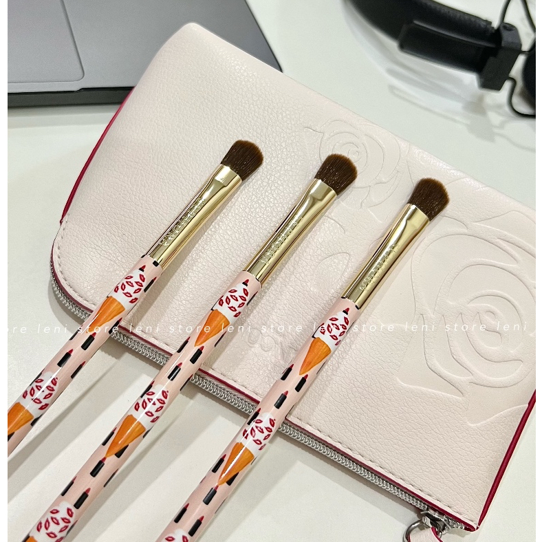 Cọ phấn mắt Sep.hora, thân cọ có khắc chữ đẹp lắm ạ.