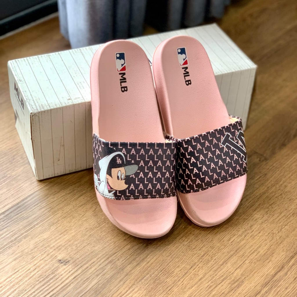 Dép 𝐌𝐋𝐁 NY LA  quai ngang nam nữ, dép mlb quai ngang thể thao in 𝐌𝐢𝐜𝐤𝐞𝐲 màu hồng quai đen