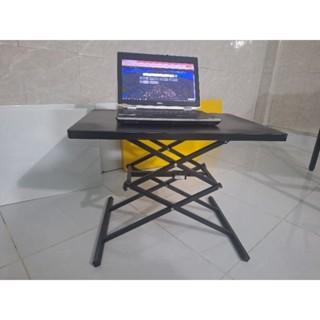 Bàn chất liệu tất cả bằng sắt sơn tĩnh điện, có 3 màu: trắng, đen, vàng, bàn cao 68cm rộng 45 cm dài 64cm.