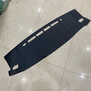 Thảm Taplo Da Carbon Xe Fortuner 2006 đến 2024 Màu Đen, đế có chống trượt chống xô lệch, đường may sắc nét, vừa form