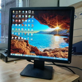 Màn hình máy tính Dell 17 inch kèm đủ dây cáp vga và dây cắm nguồn