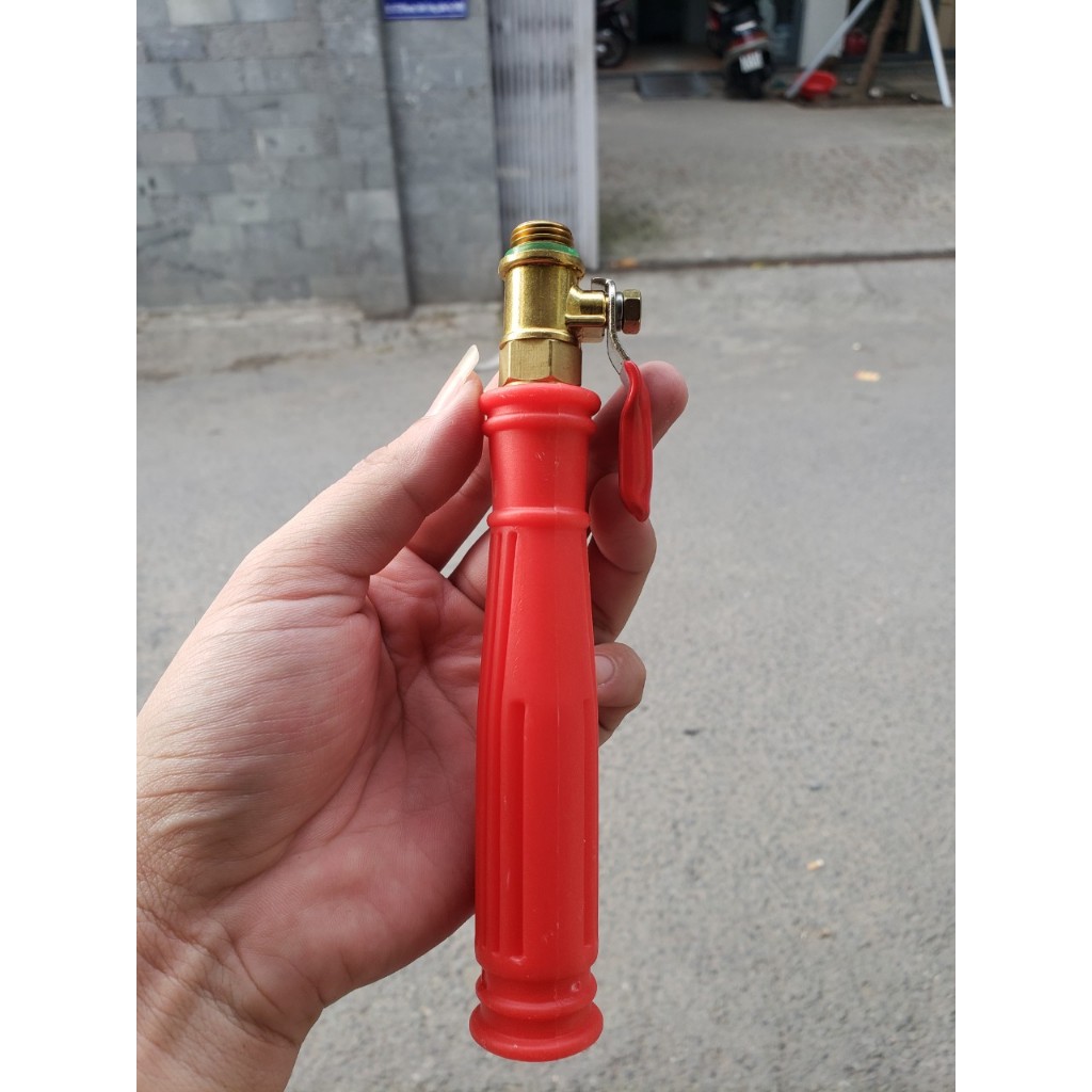 Tay cầm đỏ khóa van bi đầu vào 13.8 và 16.8mm. Đầu ra 13.8mm chuyên dùng cho bình phun thuốc.