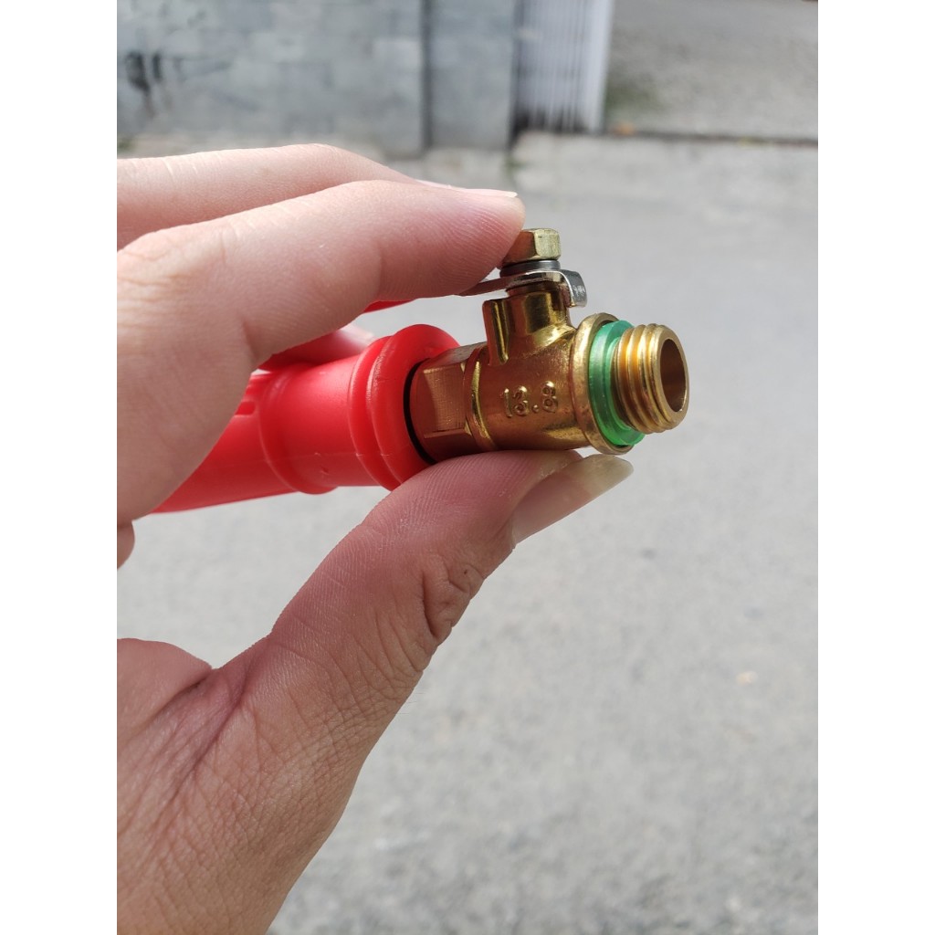 Tay cầm đỏ khóa van bi đầu vào 13.8 và 16.8mm. Đầu ra 13.8mm chuyên dùng cho bình phun thuốc.