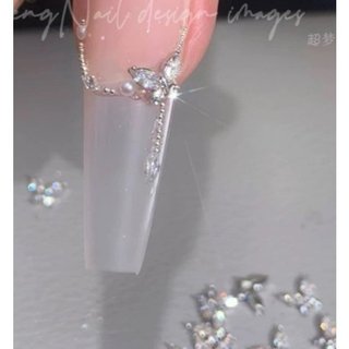 charm bươm trang trí móng nhé ạ