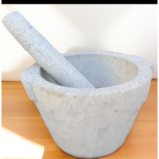 Cối và chày đá nguyên khối .Đường kính 18cm và chiều dài của chày 20cm