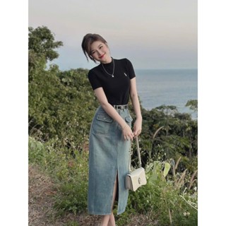 Set đồ nữ áo thun tăm tay ngắn kèm chân váy jeans qc xẻ tà trước trẻ trung năng động thích hợp đi làm đi chơi D465