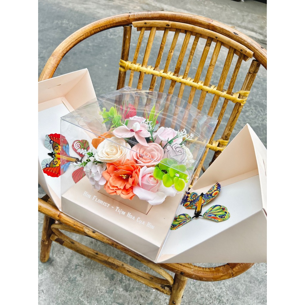 [HỎA TỐC TPHCM] Hộp hoa sáp bươm bướm bay - Hìn Florist