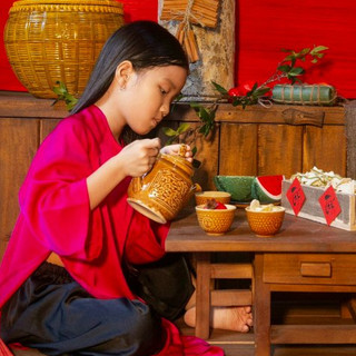 Bộ ấm trà sứ da lươn màu vàng trang trí tết (1 ấm trà + 6 tách trà)