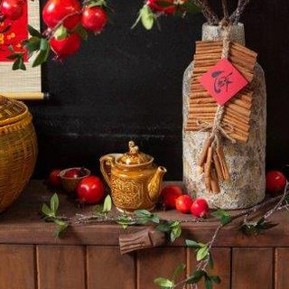 Bộ ấm trà sứ da lươn màu vàng trang trí tết (1 ấm trà + 6 tách trà)